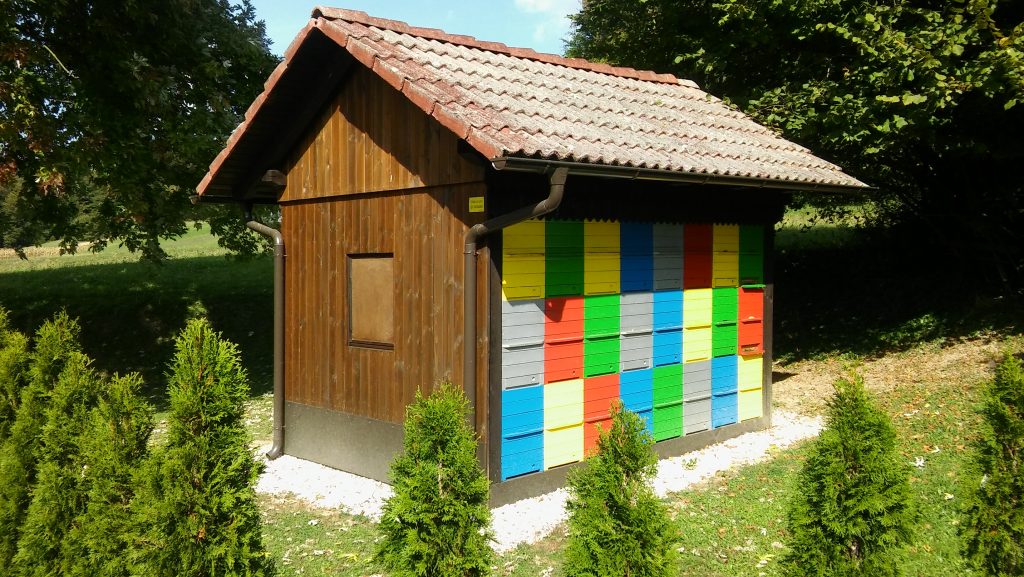 Šolski čebelnjak na OŠ Blanca.